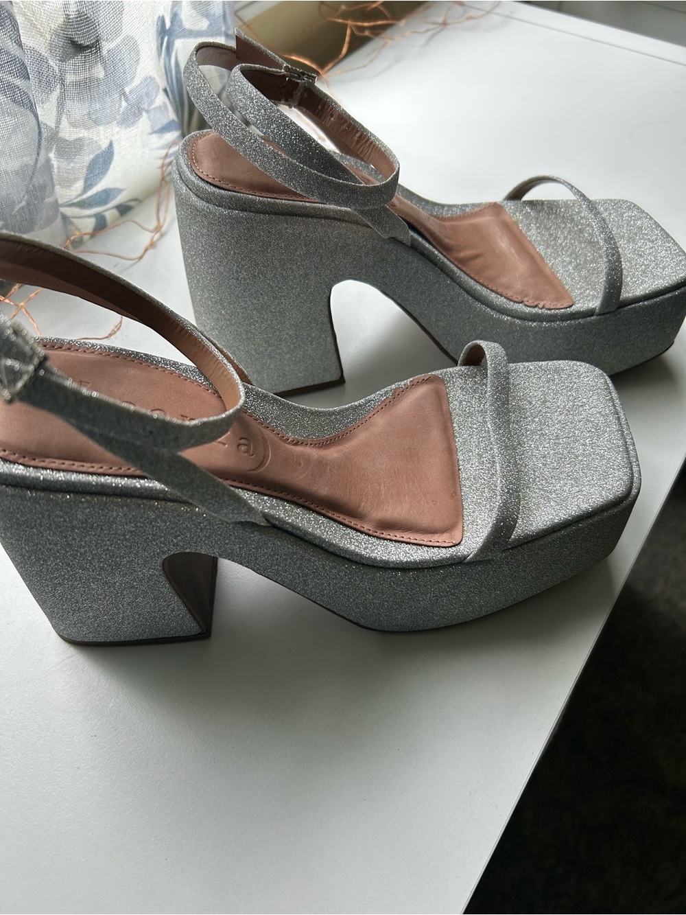 Vicenza Silver Strappy Sandals, Sz 39, New in Box - Picture 3 of 4